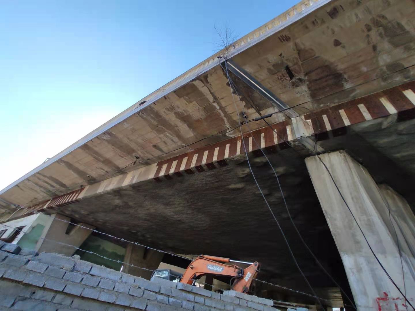 苏州桥梁粘钢加固的四大特性